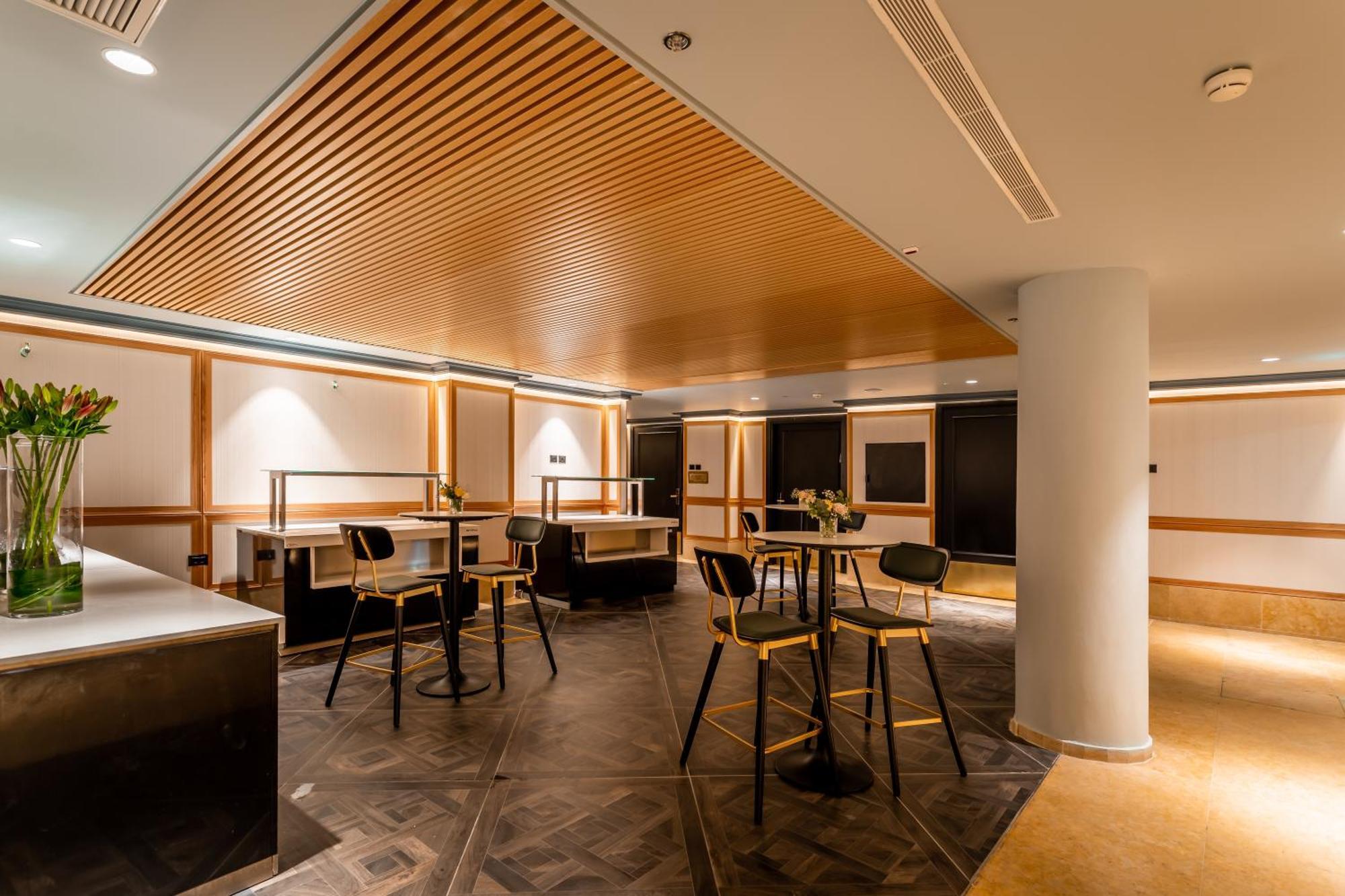 Daniel Herzliya Hotel Ngoại thất bức ảnh The lounge at London Heathrow Airport