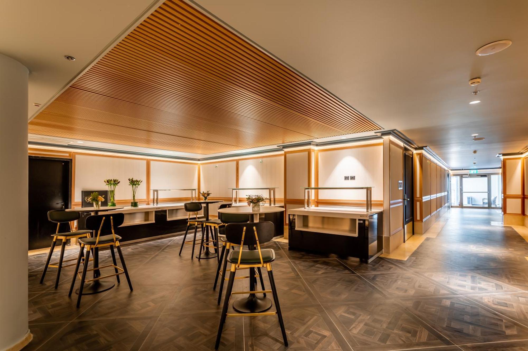 Daniel Herzliya Hotel Ngoại thất bức ảnh The new lounge at London Heathrow Airport