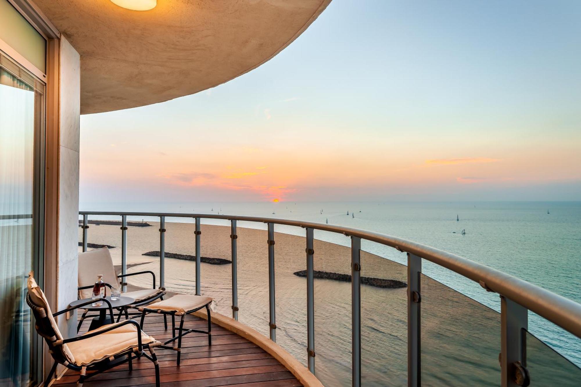 Daniel Herzliya Hotel Ngoại thất bức ảnh A balcony in a residential building