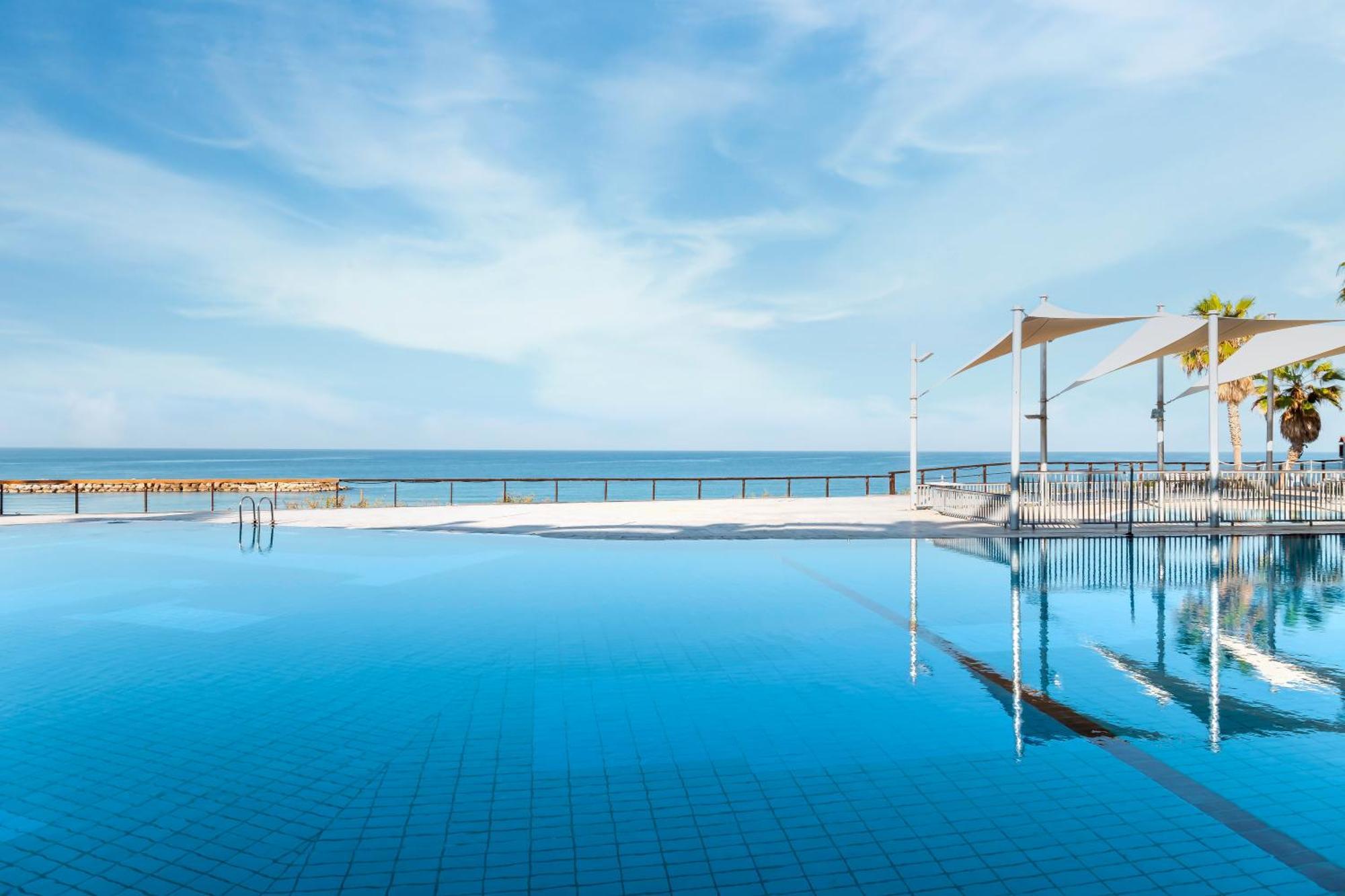Daniel Herzliya Hotel Ngoại thất bức ảnh Infinity pool at the hotel