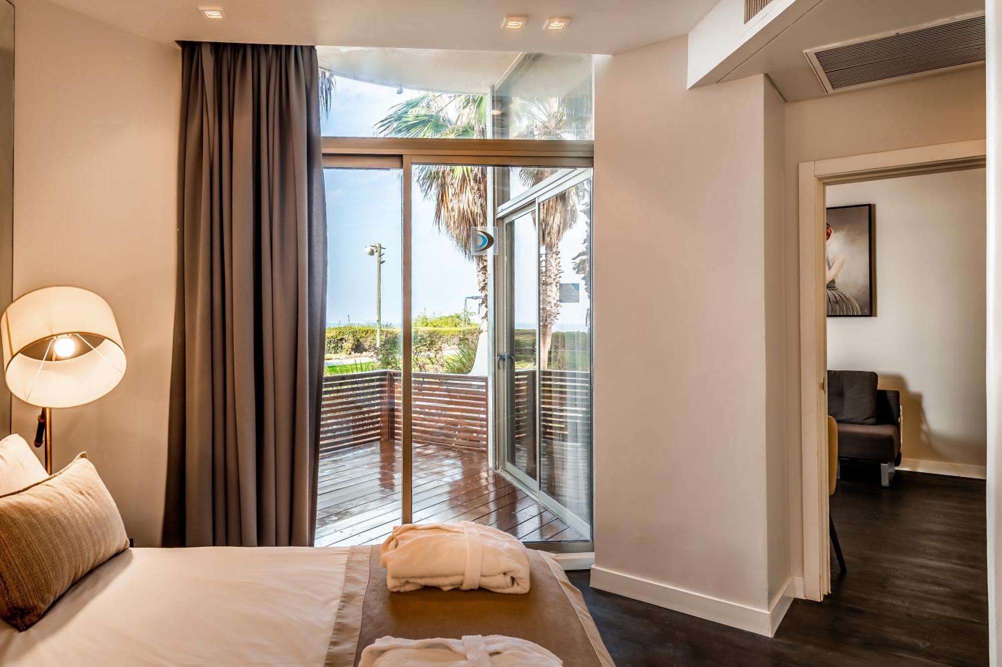 Daniel Herzliya Hotel Ngoại thất bức ảnh A room at the hotel
