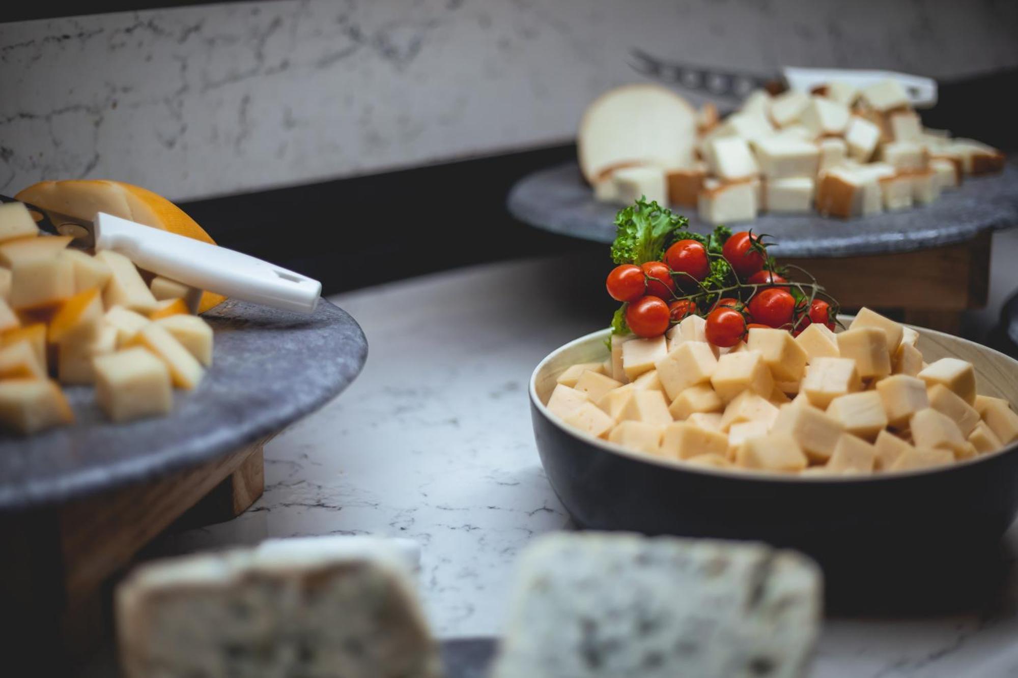 Daniel Herzliya Hotel Ngoại thất bức ảnh Cheese at a buffet